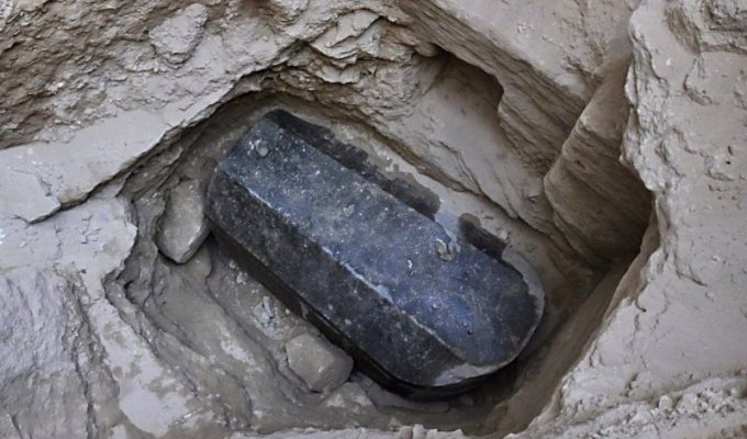 Тайна александрийского саркофага раскрыта: обнаружены мумии египетских солдат с пробитыми черепами (14 фото)
