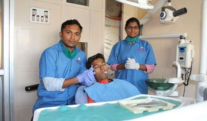 Индийский студент вырастил во рту самый длинный в мире зуб (4 фото)