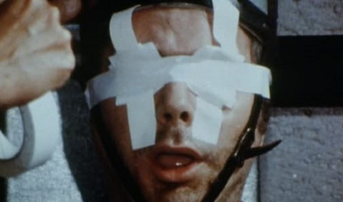 15 фильмов, изгнанных с экранов за жестокость (16 фото)