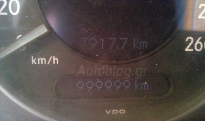 Таксист намотал за 9 лет миллион километров на одной машине (9 фото)