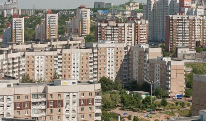 «Шумели и заливали соседей»: в Белгороде выселили из квартиры мать двоих детей через суд (1 фото)