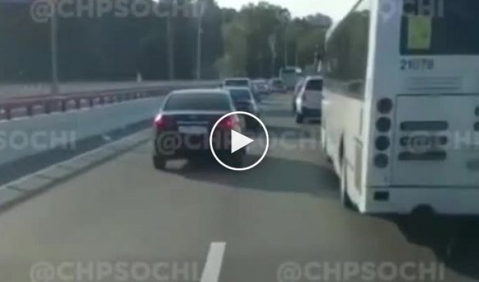 В Сочи водитель отказался пропускать машину скорой помощи