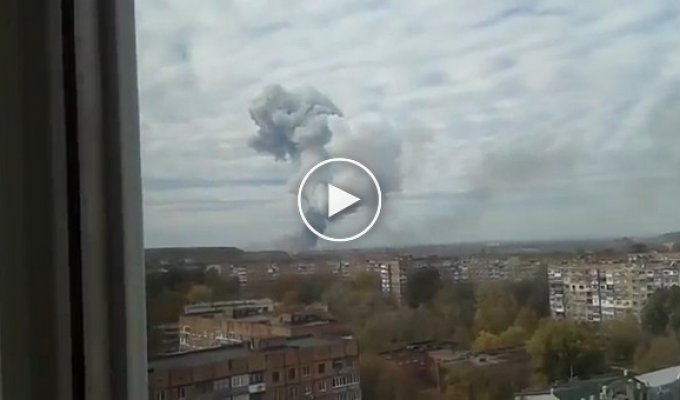 Очевидцы показали мощный взрыв в Донецке, на заводе химических изделий