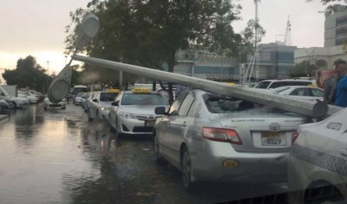 Абу-Даби и Дубай пострадали от урагана (10 фото)