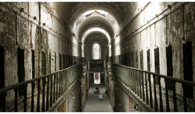 15 самых красивых тюрем и психлечебниц на Земле (16 фото)