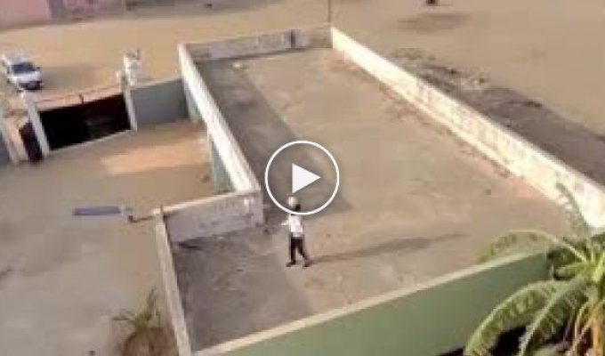 Парни играют в футбол на крышах в Сенегале