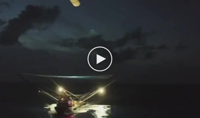 Видео приземления носового обтекателя Falcon 9 на специальную платформу в океане