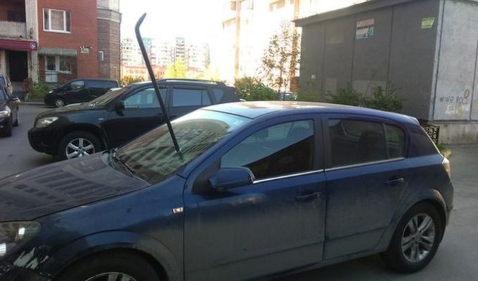 В Санкт-Петербурге автомобилю ломом проткнули лобовое стекло (2 фото)