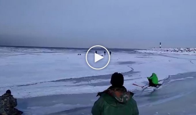 Рыбаки убегают от волны которая разрушает лед