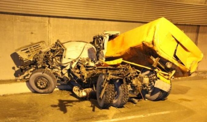 Серьезная авария в тоннеле на Красную Поляну (20 фото)