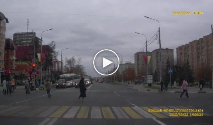 В Серпухове кроссовер врезался в автобус