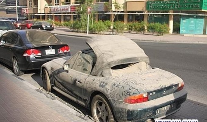 В Дубаях оставляют машины прямо на улице (10 фото)