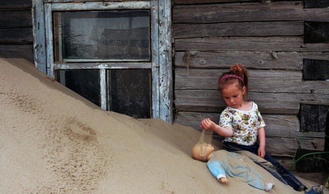Русское село, заживо погребенное под песчаными дюнами (10 фото)