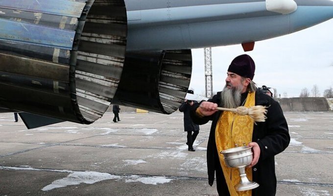 Протоиерей РПЦ назвал ядерное оружие «замечательным изобретением» и «оружием мира» (2 фото)