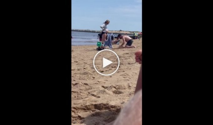 Мужчина позаботился о беременной жене на пляже