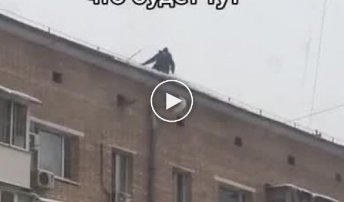 Уборщики убирали снег на крыше и разбили окно