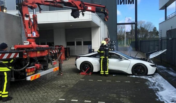 Как нужно тушить электромобили: пожарные бросили горящий BMW i8 в контейнер с водой (3 фото)