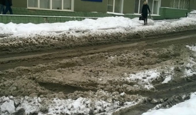 Как столичные коммунальщики "превратили" передвижение по Киеву на топтание с препятствиями
