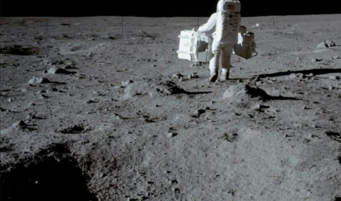 Первый человек на Луне (40 фотографий)