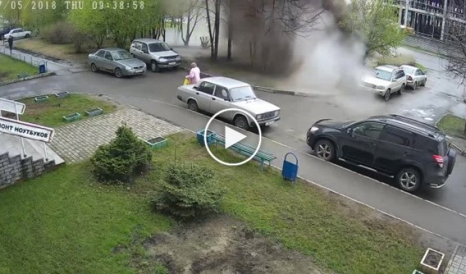 Мощный поток воды сбил с ног пенсионерку в Барнауле