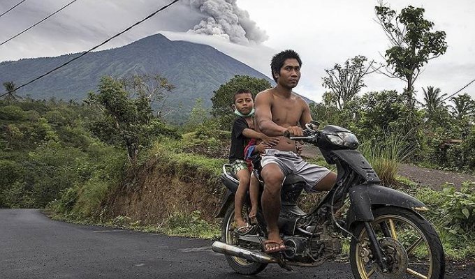 Бедствие без паники: главный вулкан острова Бали ожил (16 фото)