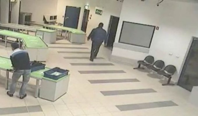 Сотрудник аэропорта спас грудного ребенка (2 гифки + видео)