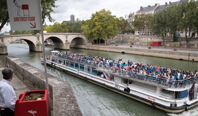 Писсуары с видом на Нотр-Дам возмутили парижан (10 фото)