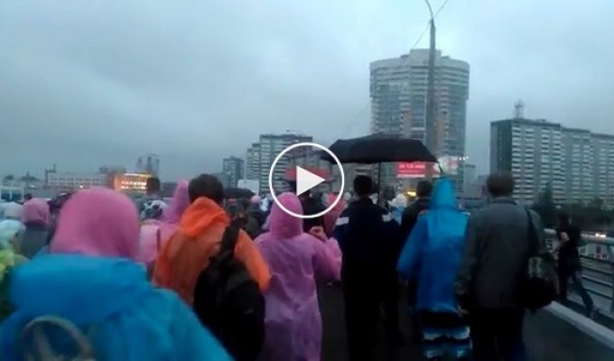 В Екатеринбурге участники крестного хода расшатали бетонный мост 