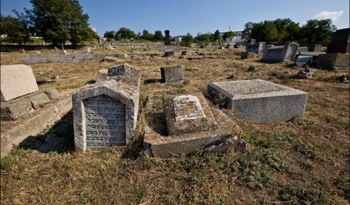 Старое караимское кладбище в Севастополе (15 фото)