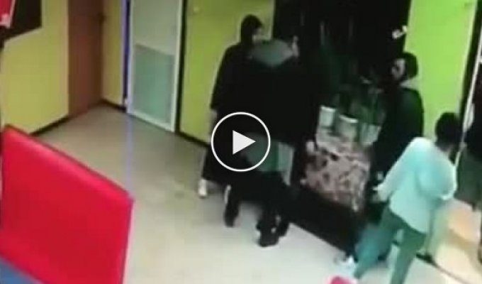 Мужчина неопределённой национальности жестоко избил трёх девушек в астраханском кафе