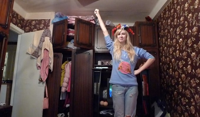 Femen: “Гола, боса i у вiнку”