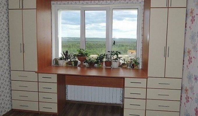 Шкаф вокруг окна: удобная идея для небольших квартир!