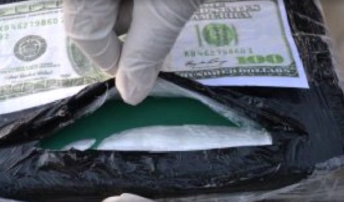 Полиция Кабо-Верде показала 9,5 тонн кокаина с задержанного судна ESER с россиянами (5 фото + видео)