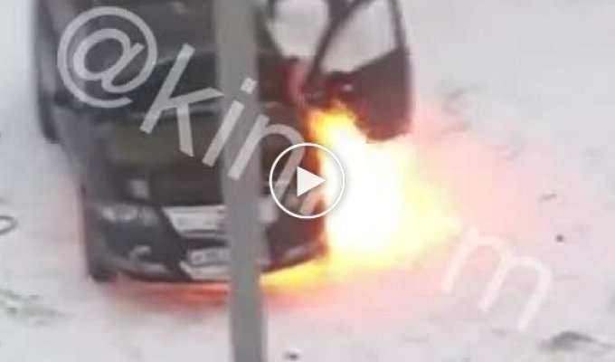 В ХМАО автовладелец пытался отогреть свой автомобиль газовой горелкой, но сжёг его