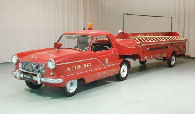 Старинная пожарная машина на аукционе (15 фото)