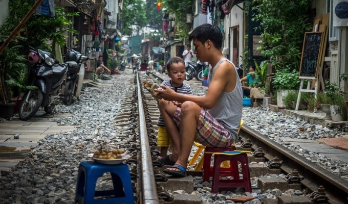 Вьетнам. Трущобы на рельсах (40 фото)
