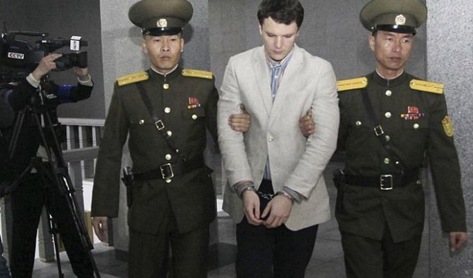 В КНДР американского студента, сорвавшего агитационный плакат, приговорили к 15 годам тюрьмы (7 фото)