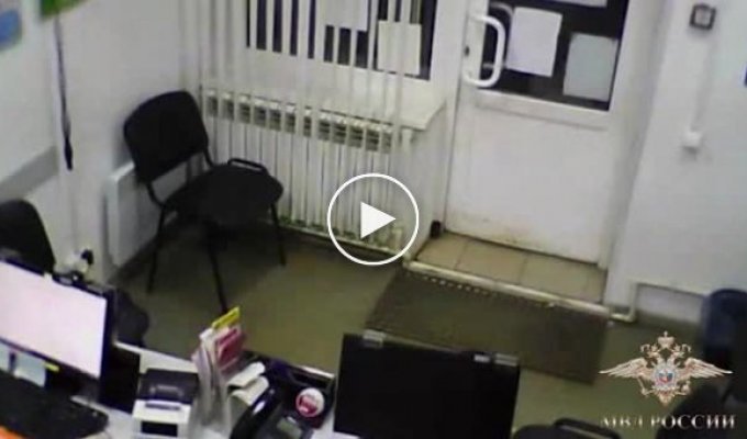 В Саратовской области пенсионер защитил микрофинансовую организацию от ограбления стулом