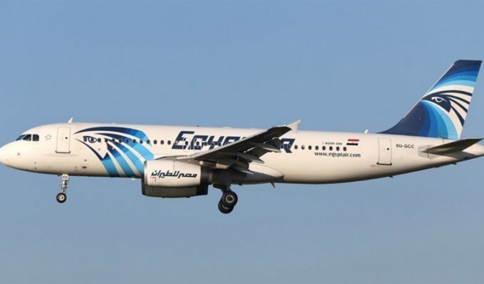 Самолет Egyptair Париж-Каир мог разбиться из-за iPhone в кабине пилота (4 фото)