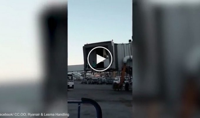 В аэропорту Мадрида опоздавший пассажир бросился догонять самолет 