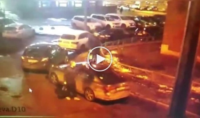 Пьяный мужчина серьезно повредил автомобиль, припаркованный в одном из дворов Санкт-Петербурга