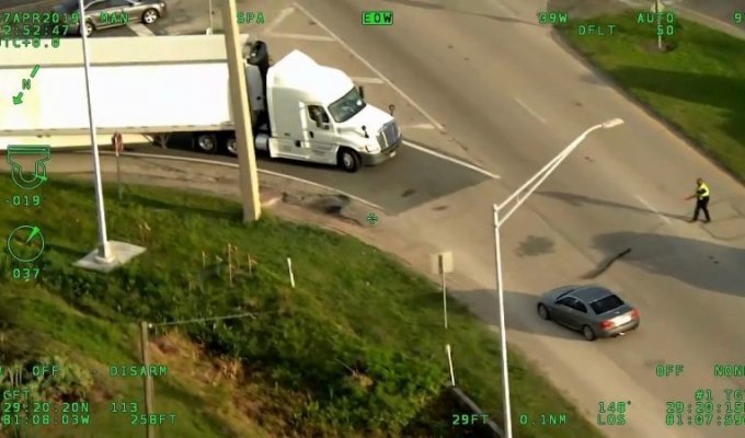 Видео захватывающей полицейской погони за наркоторговцем во Флориде снятое с вертолета (2 фото + 1 видео)