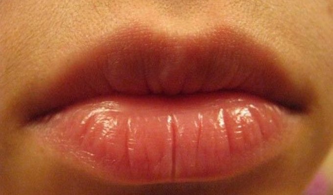 Болезненный процесс татуажа губ (7 фото)