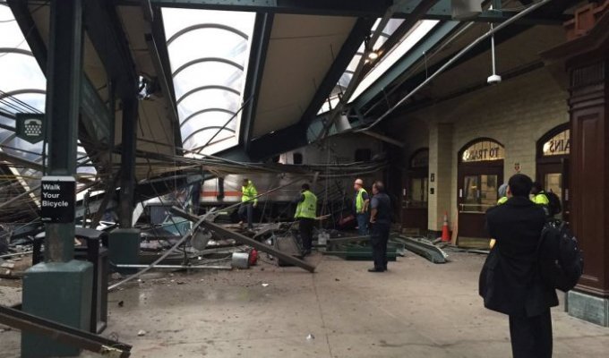 В Нью-Джерси поезд сошел с рельс и врезался в здание вокзала (9 фото)