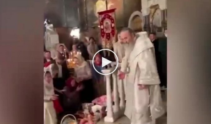 В Киеве митрополит Онуфрий забросал прихожан крашеными яйцами
