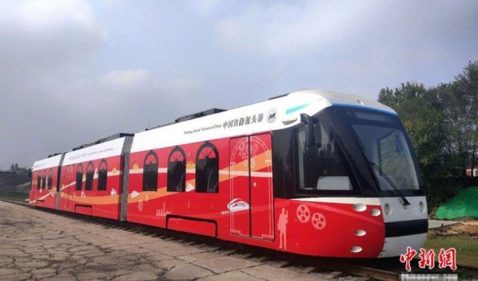 В Китае запустили первый в мире водородный трамвай (4 фото)