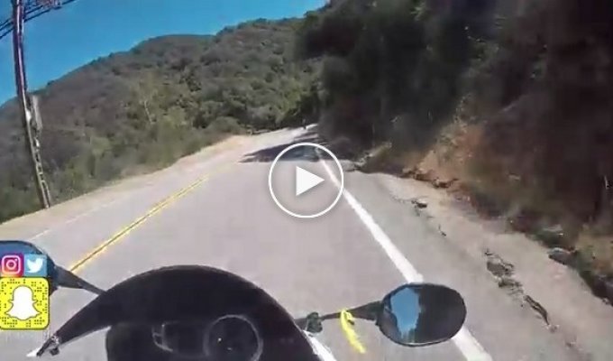 Столкновение двух мотоциклов на горной дороге