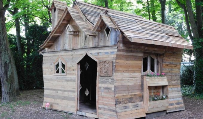 Сказочный домик из деревянных поддонов (8 фото)