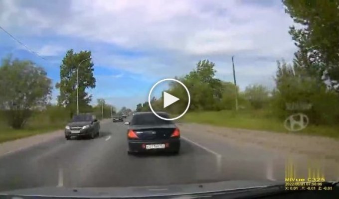 Торопливая автоледи ругается на водителя впереди и совершает опасный обгон