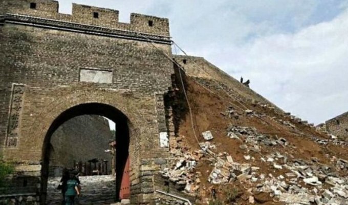 Обрушилась недавно отремонтированная часть Великой Китайской стены (5 фото)
